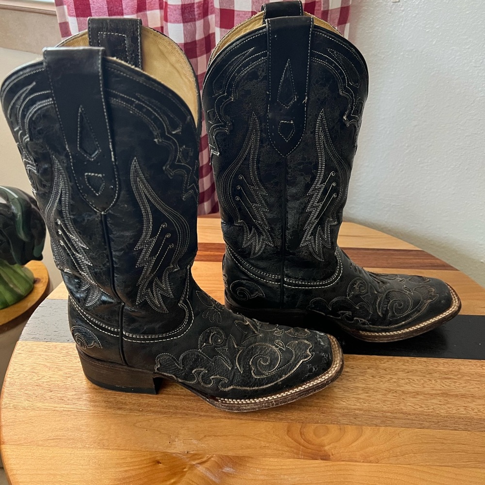 EUC CORRAL BOOTS. HABE BEEN ONLY WORN A FEW TIMES.
